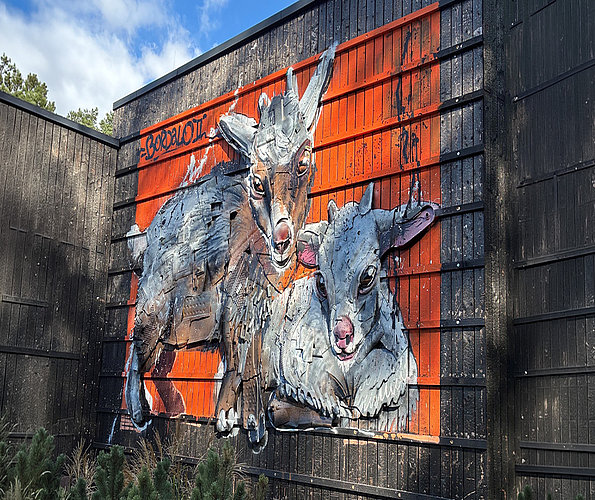 GOATed! – Recycling-Kunstwerk ziert die Fassade der Klimaerlebniswelt