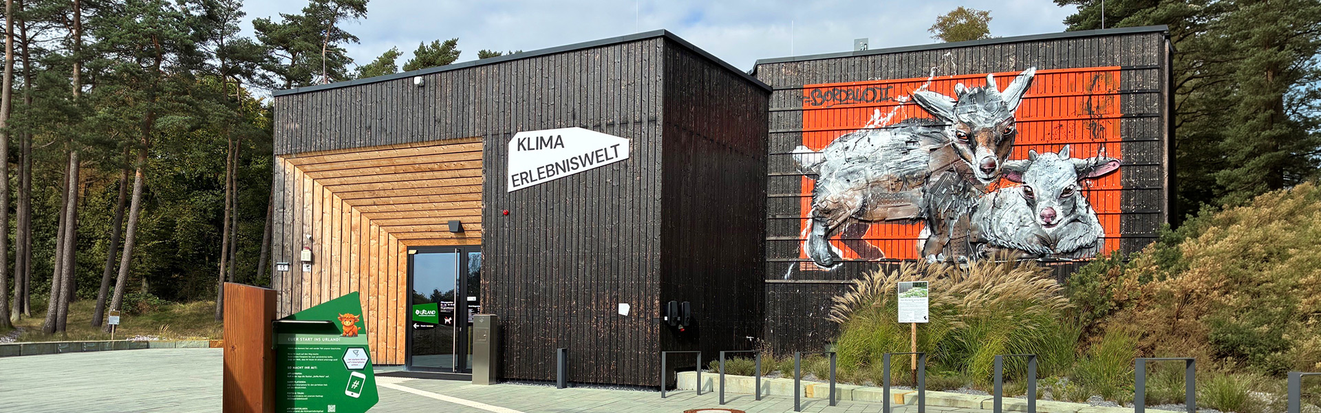 GOATed! – Recycling-Kunstwerk ziert die Fassade der Klimaerlebniswelt